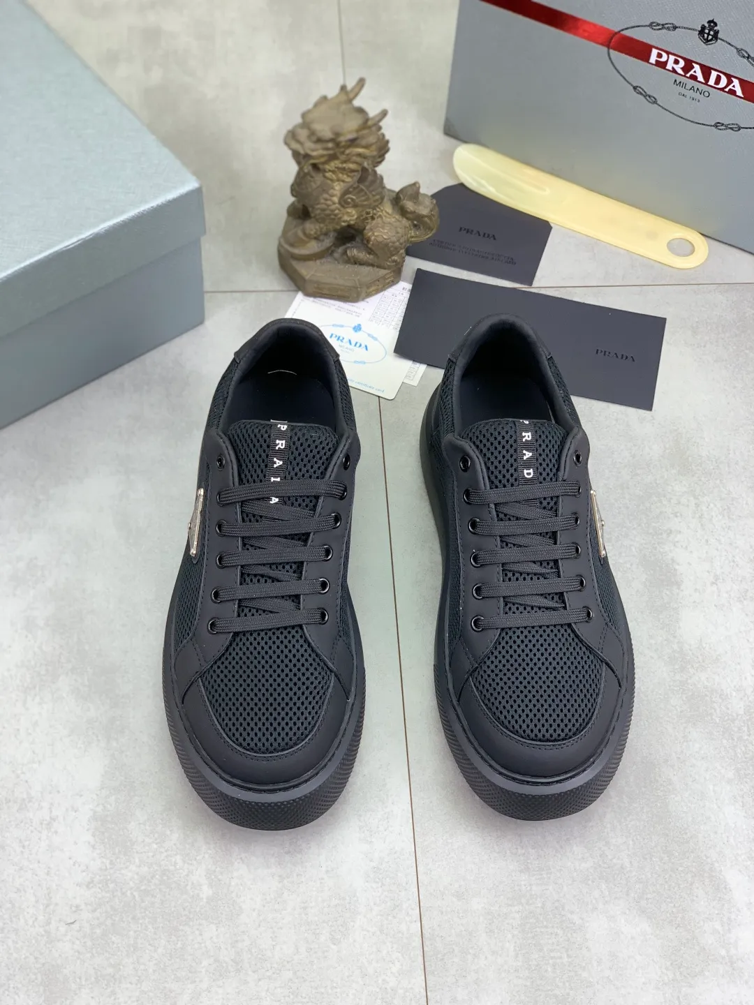 Men's shoes 💰P580💰 [New style] High version official website popular models are on the market, 🆘 Trendy brand (Prada) mainly promotes popular models, avant-garde and versatile fashion men's shoes private version mold opening, cowhide surface splicing 1:1.. Fashionable and simple, original imported cowhide lining cowhide feet; the atmosphere and personality are more fashionable, eye-catching and pursuing class. It will subvert the old idea and be a must-have for fashion trendsetters with you! Must keep it for yourself! Tall and comfortable, large and low, high-end quality workmanship. Size: 38-44 6️⃣colors available.